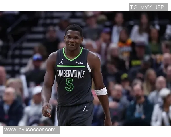 爱德华兹上半场表现平平15投6中三分仅1中收获17分1板2助 爱德华兹上半场表现平平15投6中三分仅1中收获17分1板2助