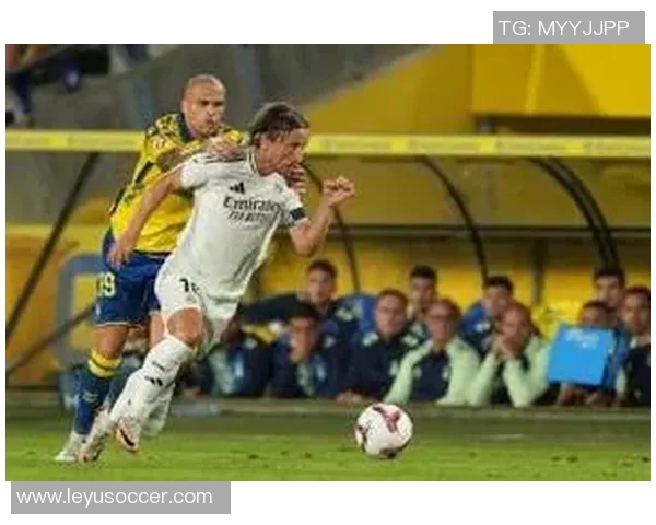 佩德里拼抢维尼修斯球衣遭黄牌皇马反击精彩瞬间回顾