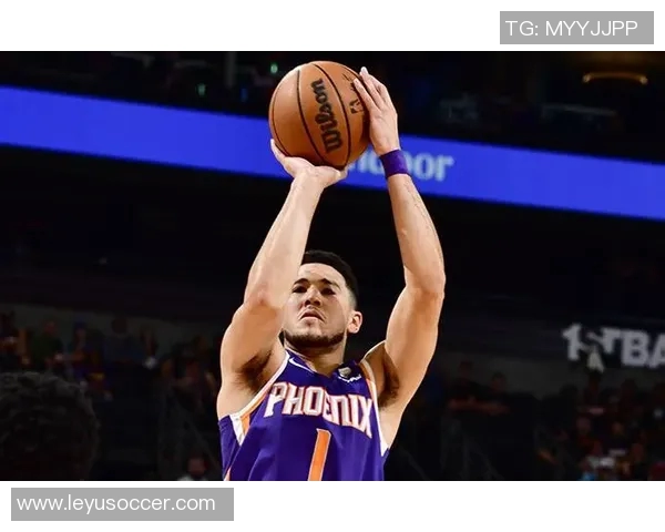 布克表现出色半场10投6中贡献16分2篮板3助攻1盖帽展现全面能力